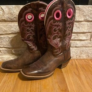 Ariat women’s brown with pink western boot. Size 9